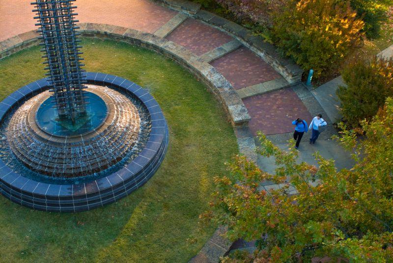富布赖特和平喷泉是为了纪念J. 威廉·富布赖特，他帮助创建了富布赖特奖学金项目.